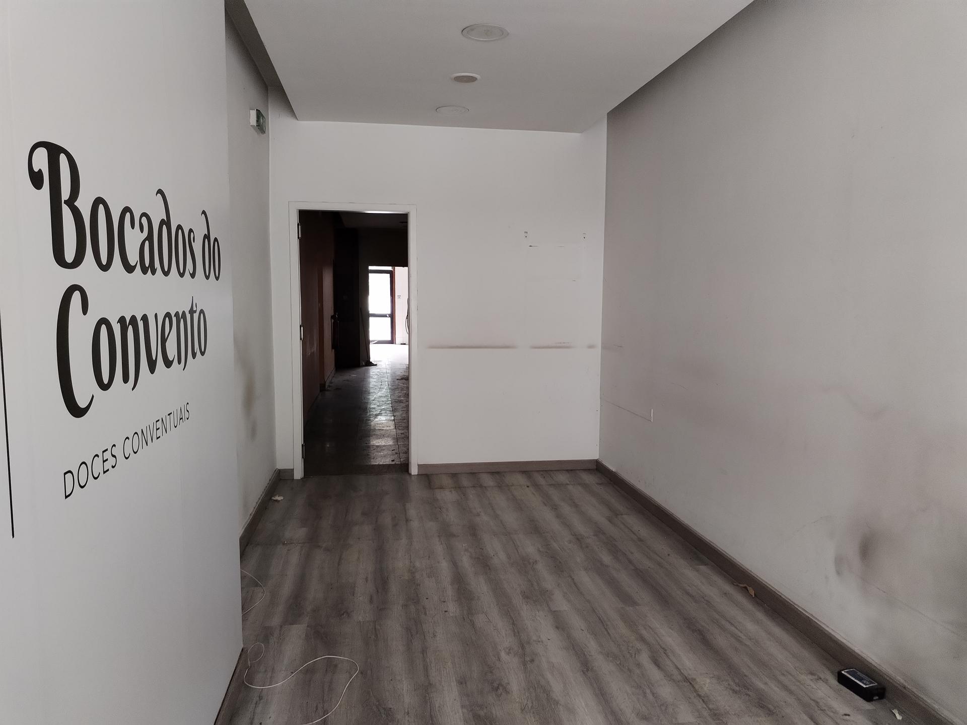 Loja no centro de S. Mamede de Infesta - Matosinhos