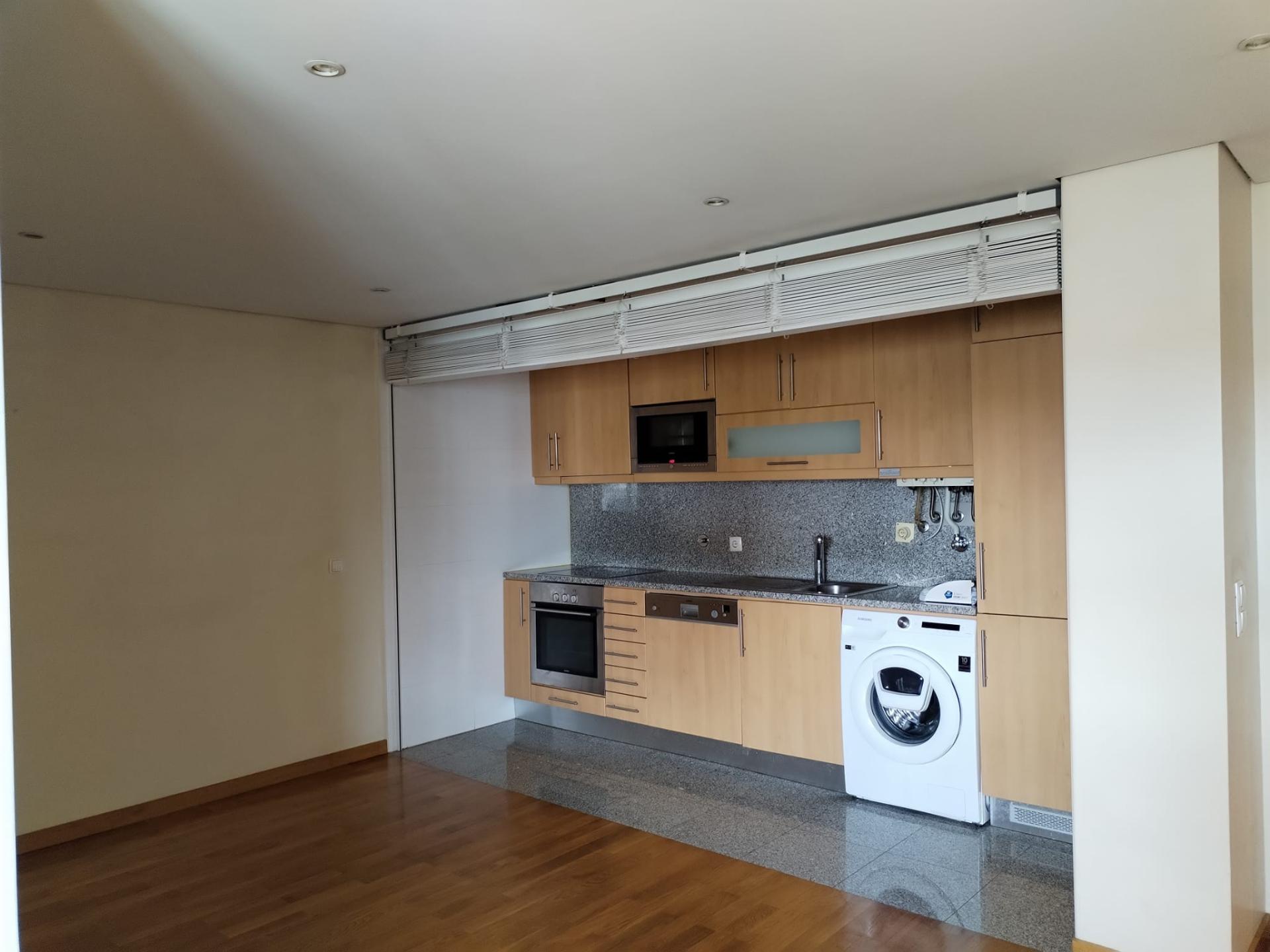 T1 Kit com Garagem junto ao Hospital de S. João e Pólo Universitário